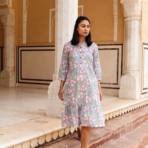 ชุดเดรสลายดอกไม้สไตล์โบฮีเมียน ลิเลีย ผ้าฝ้ายแท้ พิมพ์ลายด้วยมือ สีฟ้าขาว สวมใส่สบายๆ ในฤดูร้อน - Product Image 1