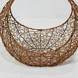 Panier multifonction Artex Dong Thap en rotin tressé, léger, minimaliste, demi-lune, à tissage ouvert, avec grande poignée - Product Image 6