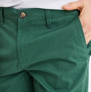 Shorts chino en toile décontractés polyvalents pour hommes en beige olive avec coupe classique, coutures renforcées, écologiques - Product Image 4