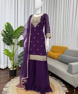 ชุดชาราราปักลายอย่างดี Royal Plum สำหรับผู้หญิง ดีไซน์เนอร์คุर्ติ พร้อมผ้าคลุมไหล่เน็ต เหมาะสำหรับงานปาร์ตี้และงานแต่งงาน - Product Image 1