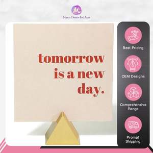 Organizador de escritorio de oficina triangular moderno hecho a mano de primera calidad, tarjetero elegante de latón dorado para oficina y hogar al mejor precio - Product Image 5