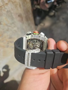 Montre glacée de luxe antique personnalisée Hip Hop montre en alliage de qualité supérieure en verre de quartz pour les fêtes de streetwear d'affaires dans le monde entier - Product Image 3