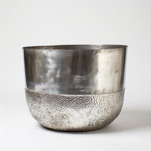 Maceta de plata de alto brillo en forma martillada tradicional hecha para esquinas de sala de estar o temas de decoración navideña - Product Image 5
