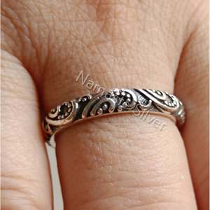 Anillo de Boda con Diseño Floral Vintage, Adorno Plateado y Ramo, Superficie Brillante, Regalo Nupcial Perfecto - Product Image 3
