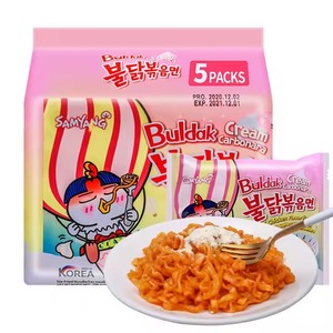ราเม็งเผ็ดเกาหลีคุณภาพสูงกับไก่ร้อนและซอสคาโบนาร่า