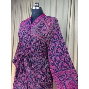 Cardigan pour femme en mélange de laine de yak, doux et chaud, motif Paisley violet, style loungewear, avec poches originales pour le spa - Product Image 6