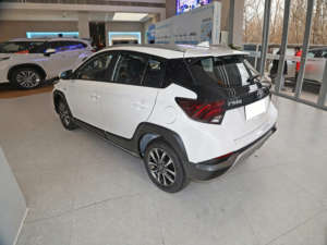 El Toyota Yaris L Vitz Modelo 2022 ZhiXuan X 1.5L CVT Luxury PLUS Edition es un hatchback subcompacto. - Product Image 2