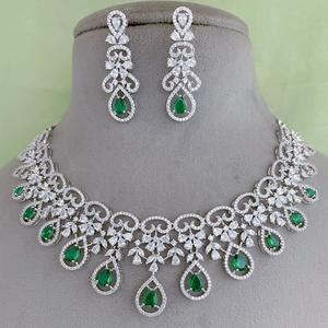 Magnifique collier de créateur en pierre AD finition argentée de meilleure qualité avec boucles d'oreilles pour la collection de vêtements de mariage pour les femmes - Product Image 1