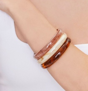 Bracelets en résine imperméables au design contemporain pour femmes, finition polie, couleurs personnalisées - Bijoux tendance pour les événements festifs et professionnels - Product Image 3