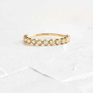 Anillo de Compromiso Elegante para Mujer con Media Eternidad de Diamantes de Moissanita Redondos de Plata 925 - Product Image 2