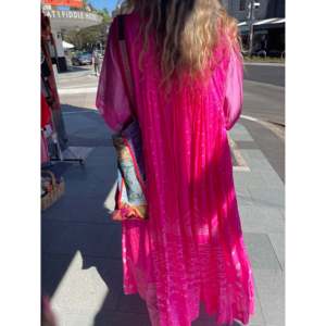 Vestido Jodhpur 46 Estilo Vintage de Seda con Estampado Bandhani, Cuello Redondo, Manga Larga, Silueta Túnica, Cintura Imperio, Tela de Chifón Translúcida - Product Image 1