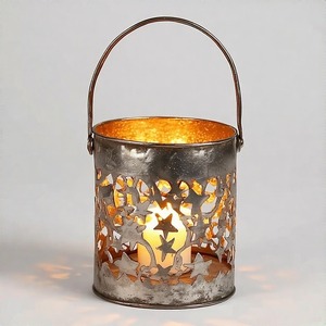 WickWreath Holiday Charm Bougeoir en aluminium moulé Finition enneigée Pièce d'appoint pour tables et manteaux de fête - Product Image 1