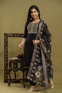 Conjunto Kurtis de seda romana pesada de estilo étnico moderno bordado hecho a mano que incluye Secuencia de Material de rayón Dupatta lavable informal - Product Image 3