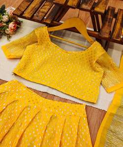 Atractivo precio al por mayor Velvet Lehenga Choli Set con la mejor etiqueta de precio y elegancia asequible Precio barato Achkan/Sherwani - Product Image 4