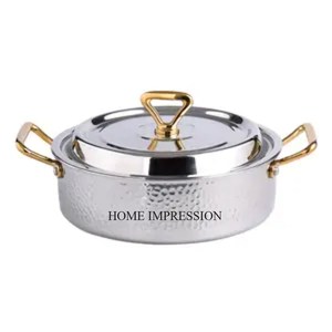 Casserole en aluminium robuste de forme texturée martelée, finition argentée moderne, polie et brillante, avec poignée en alliage d'aluminium plaqué or, 24 cm - Product Image 1