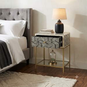 Mesa de Noche de Resina con Diseño Geométrico Moderno y Duradero, con Marco Dorado y Estante de Vidrio para Decoración de Dormitorio - Product Image 1