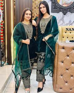 Costume pantalon avec dupatta en velours brodé de sequins, style designer, tendance de la saison - Product Image 1