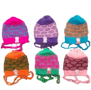 หมวกบีนนี่เด็กถักไหมพรมคุณภาพสูง ปักลายด้วยมือ พร้อมโบว์ ปรับแต่งได้ ผลิตจากอะคริลิก 100% มีหลายสีและหลายขนาด - ผลิตในอินเดีย - Product Image 1