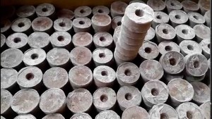 Pellet de fibra de coco natural Sustituto del suelo de la médula de coco comprimido para plantar germinación de semillas e hidroponía - Product Image 4