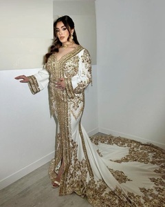 Zardozi หนักที่สง่างามและมีสไตล์ปักบนชุด caftan สีขาวออกแบบกับชุด Trail สำหรับงานปาร์ตี้สวมใส่และงานแต่งงาน = 2024 - Product Image 1