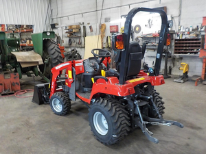 Tracteur compact 4x4 Massey Ferguson GC1725M avec chargeur frontal et pelle arrière, livraison rapide - Product Image 4