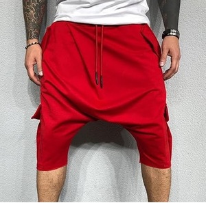 Shorts de survêtement décontractés pour hommes en coton 100% personnalisés en gros, style streetwear, entrejambe tombant, couleur rouge, longueur genou, pour le sport en plein air - Product Image 6