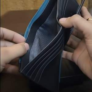 Cartera Bifold de Cuero Premium en Dos Tonos Azul Oscuro y Azul Verde Azulado para Hombre con Múltiples Ranuras para Tarjetas, Ventana para Identificación y Bolsillo con Cremallera para Monedas - Product Image 4