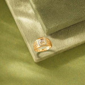 Anillo de Zirconia Cúbica con Corte Princesa de Oro de 18K Virasat Manik para Hombre, Joyería Vintage para Boda - Product Image 1