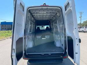 À vendre : Fourgon utilitaire Sprinter 2500 d'occasion, modèle 2021, toit haut, moteur I4 essence, 170 pouces, propulsion arrière - Product Image 5