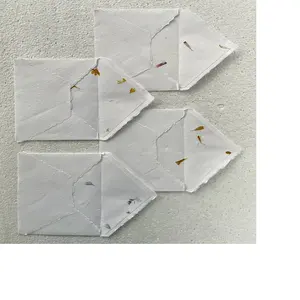 कस्टम मेड अच्छी गुणवत्ता कपास चीर हस्तनिर्मित deckle धार हस्तनिर्मित कागज लिफाफे फूल पत्ती के साथ लाइन में खड़ा कागजात