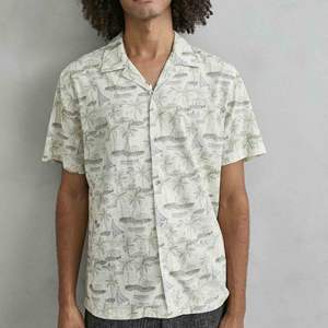 Camisa Hawaiana para Hombre, Estilo Playero, Antiarrugas, Manga Corta, Cuello en V, Estampada con Palmeras y Veleros, Verano, Casual, Vacaciones - Product Image 1