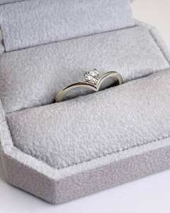 Anillo de compromiso solitario con circonita de corte corazón de 5 mm y engaste de puntas, banda de boda moderna en forma de V Chevron, plata de ley 925, regalo para mujer - Product Image 5