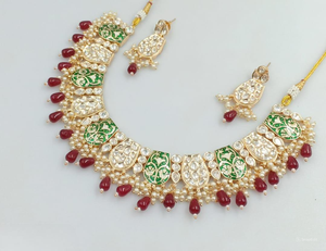 Conjunto de pendientes de collar de perlas de Gargantilla Kundan de tono dorado tradicional y de moda de lujo indio con Mangtikka para mujeres y niñas - Product Image 1