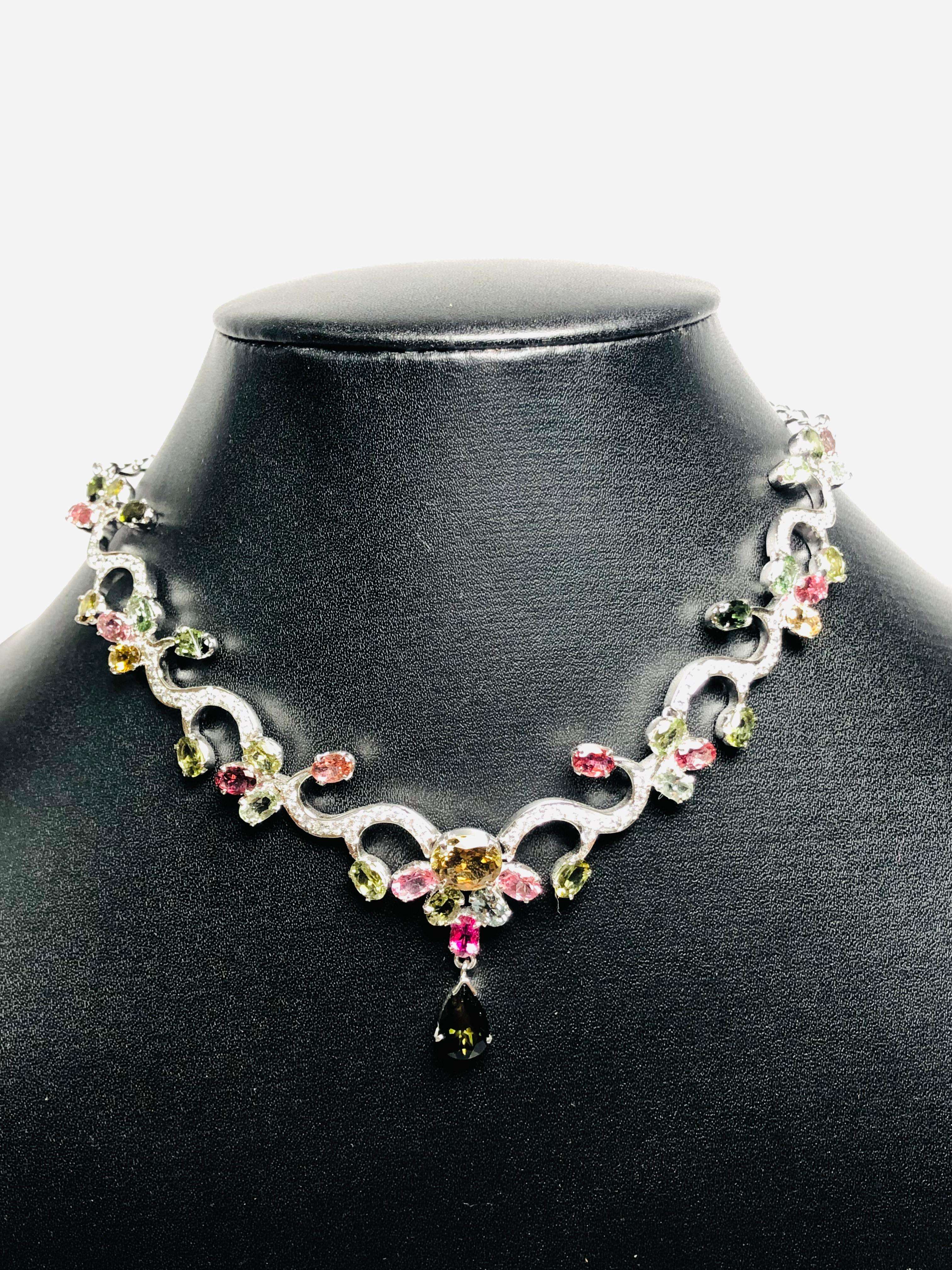 สีชมพูสีเขียวสีเหลืองและสีฟ้า