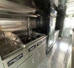 Compre un camión de comida móvil con electrodomésticos de bajo consumo y una gran área de cocina, perfecto para entrega de comida a precios económicos. - Product Image 6