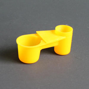 Abreuvoir portable en plastique pour oiseaux, capacité 6L, avec bouteille robuste, idéal pour les animaux d'extérieur en voyage - Product Image 3