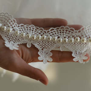 Peineta de Novia Bridella M98-I, Estilo Vintage Hecha a Mano con Perlas Rojas y Encaje, Adorno de Pedrería para Bodas y Fiestas, Ajuste Cómodo y Seguro - Product Image 1