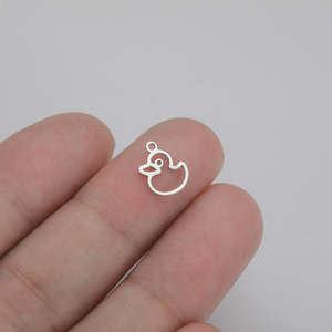 Breloques bébé canard en argent sterling faites à la main pendentif personnalisable pour la fabrication de bijoux - Product Image 3