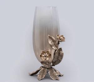 Hermoso candelero floral vintage con vidrio de huracán dorado perfecto para interiores modernos, rústicos, clásicos y elegantes - Product Image 2