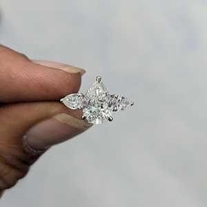 Bague de fiançailles à trois pierres en diamant de laboratoire certifié IGI 1,90 carats, pureté D-E-F VVSVS, forme poire - Product Image 1