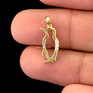 Pendentif pingouin en or massif 14 carats avec diamant naturel. - Product Image 2