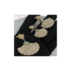 Conjunto de pendientes colgantes de diamantes de oro hechos en oro amarillo de 14kt con diamantes naturales Comprar conjuntos de colgantes de diamantes Joyería de moda en línea - Product Image 1