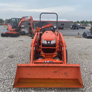 Tractor compacto y confiable impulsado por un motor diésel Kubota de 33HP - Product Image 1