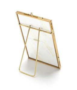 Cadre photo en métal de style industriel moderne avec finition grise brossée idéal pour les espaces de vie et de travail contemporains - Product Image 5