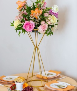Gran centro de mesa de boda con elegante acabado de metal y diseños florales artísticos para impresionantes arreglos de mesa de boda - Product Image 5
