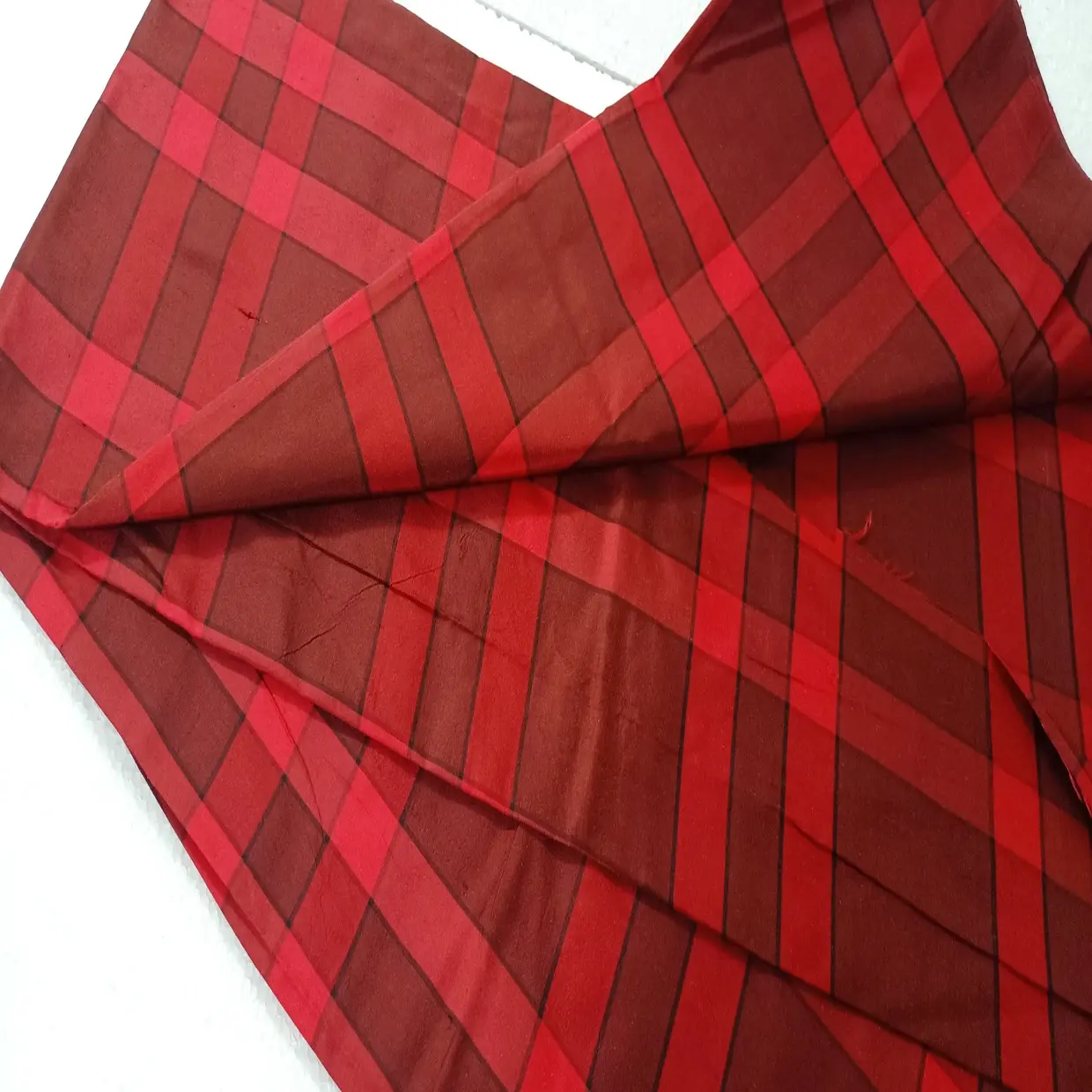 Tecido puro Siak Dupioni e Tafetá de seda em peças cortadas de tamanho 1 metro a 2 metros em vermelho escuro