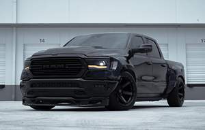 Certifié soigneusement utilisé 2023 R a m 1500 Laramie Night Edition 4x4 - Product Image 3