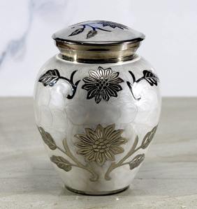 Urne en métal gravée sur mesure faite à la main Vase de crémation personnalisé pour les cendres d'un être cher Quantité en vrac disponible en Inde - Product Image 2