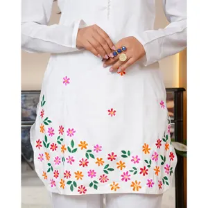 Conjunto de Kurta de Algodón Blanco Mishty con Pintura a Mano, Ropa Casual para Mujer - Product Image 4