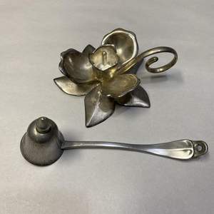 Éteignoir à bougie en métal artisanal, parfait pour offrir en cadeau aux passionnés de bougies qui apprécient l'artisanat artistique - Product Image 1